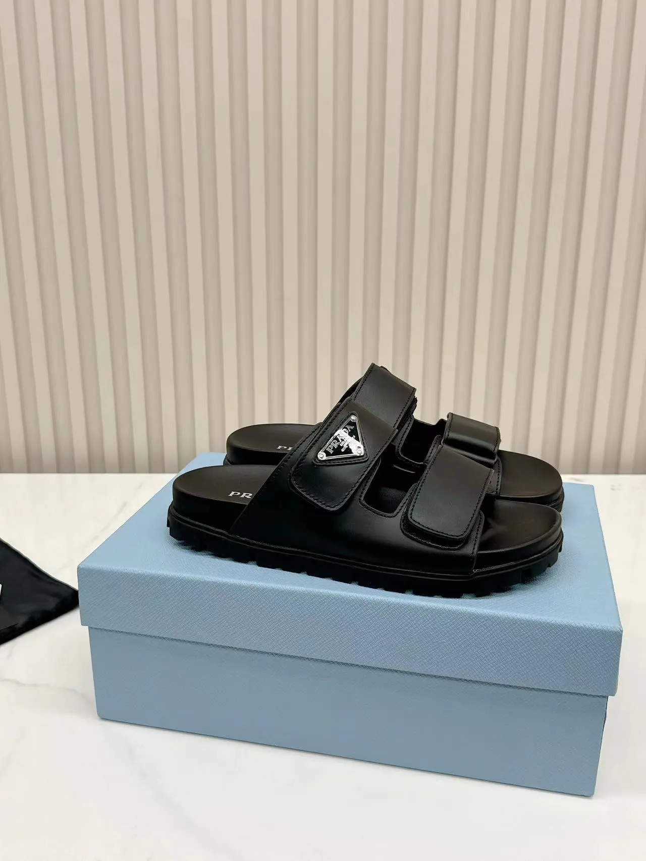 👟👟Ex-factory price 460👟👟 Prada2025’s latest Prada slippers, the slippers reveal a feminine atmosphere in a minimalist design. Triangular logo embellishment is eye-catching. Upper calfskin metal triangle logo 2 cm rubber sole Concave sole pattern Rubber sole Size 35---41